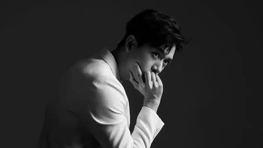 李现gq时尚白色西黄封面大片写真