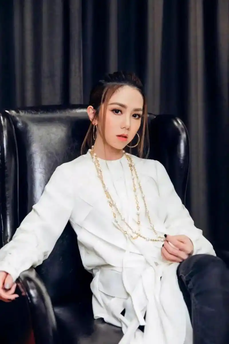 艺人邓紫棋时尚写真:精致优雅,又美又迷人!