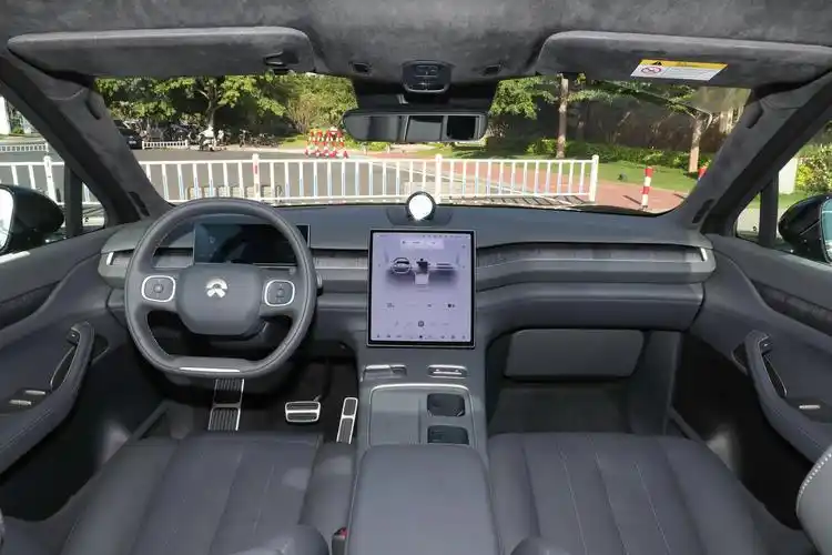 在内饰设计上,蔚来es8延续了外观的化繁为简,全新的家族式设计风格