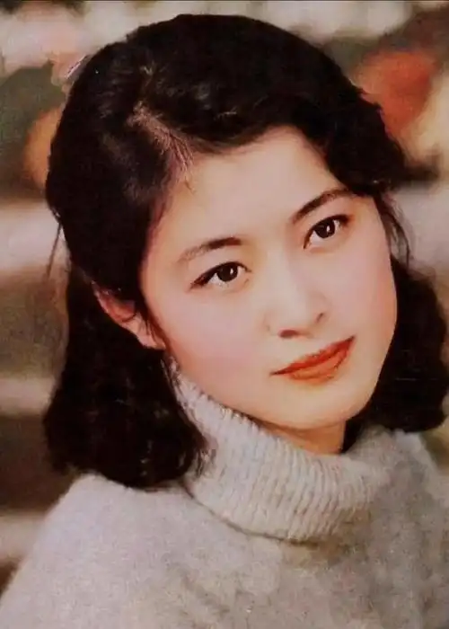 倪萍年轻那会儿的颜值非常抗打,她眉眼之中带着一股英气,有种国民闺女