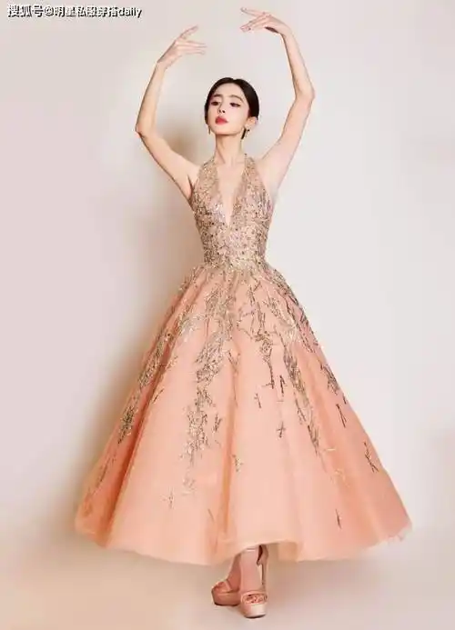 古力娜扎金色挂脖礼服优雅如公主,黑色抹胸长裙风采翩翩像黑天鹅_气质