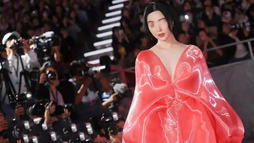 范冰冰红毯走秀暴露身材缺陷,与杨紫琼走很近,疑似想加入光明会