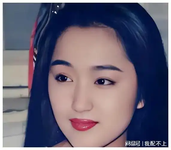 杨钰莹美颜下看似年轻,却在身材上暴露了真实年龄的迹象