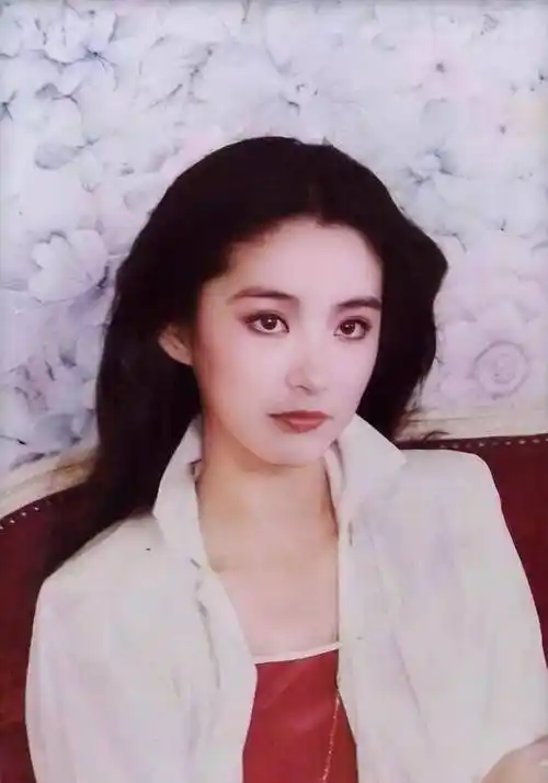 林青霞17岁出道美如花,40岁结婚魅力不减,现在他看起来老了但气质依旧