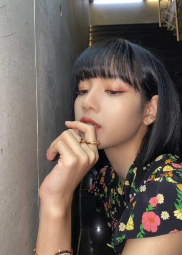 人间芭比lisa换了短发发型比长发还迷人