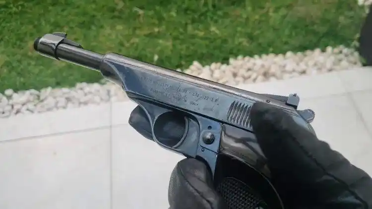 手枪户外靶场射击测试,采用.22lr口径弹药供弹,后坐力不小!