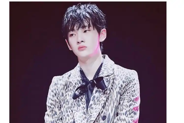 周震南遇舞台事故,衣领敞开露出身材口纹身,看清图案:惊艳了_se_个性