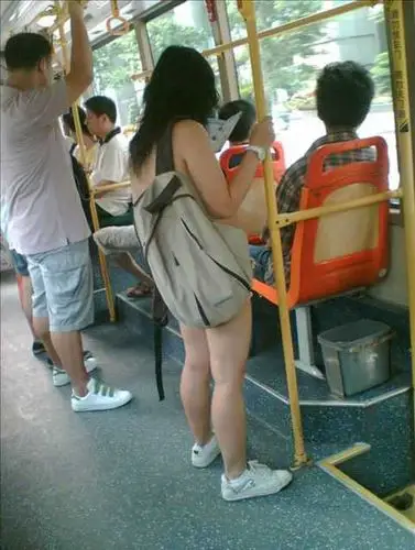 看不清穿没穿衣服