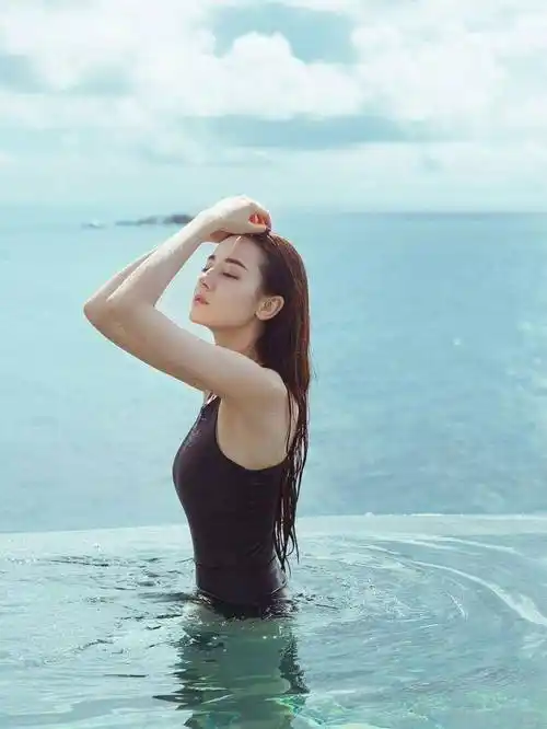 迪丽热巴泳装照曝光,无数女生惊呼:原来这样穿才能拥有完美身材_时尚