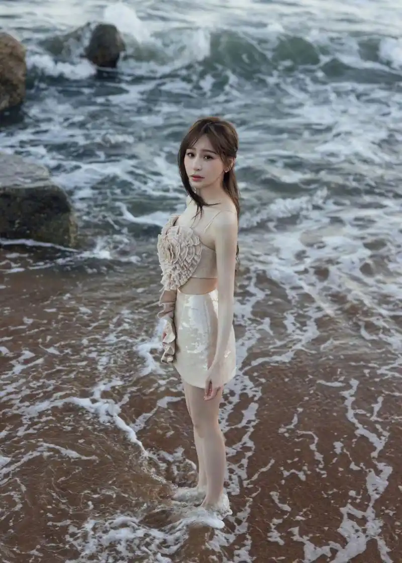 王心凌脚太丑了,除了脚都是我喜欢的类型.