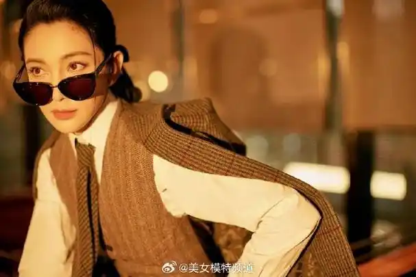 李冰冰当属娱乐圈中的大姐大,其积极正面的形象吸粉无数,最让小编印象