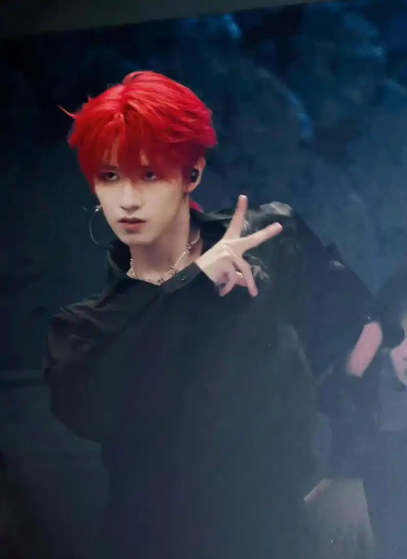 tf家族三代的朱志鑫不愧是门面担当,这红发好帅,是每一次妆造都会让人