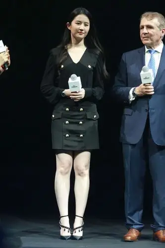 刘亦菲越来越发福,都不适合穿白色连衣裙了,紧身的设计,让自己暴露出