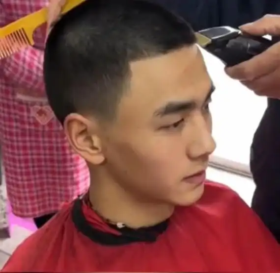 小伙参军入伍前去理发店剪寸头,自称第一次剪这么短