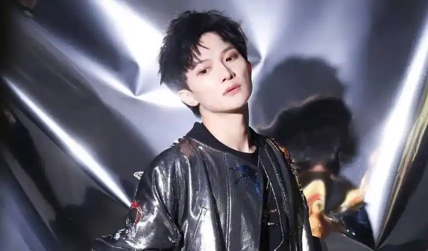 周深穿遍各大品牌女装是出于束手无措,而王一博穿女装是为了更a,太气