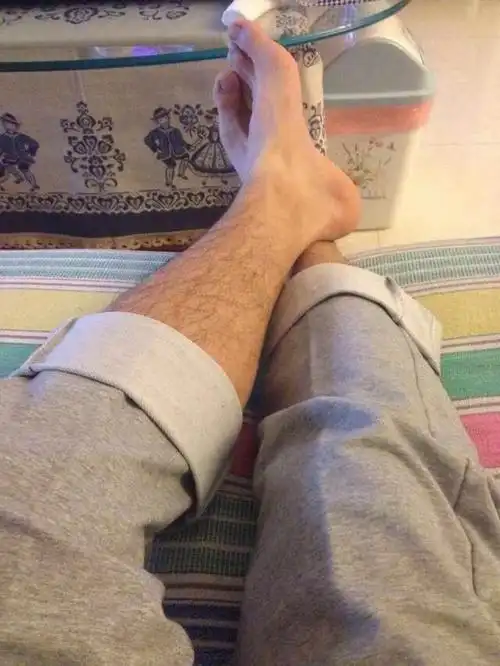 根据科学研究调查发现,男性腿毛的浓密程度是和男性身体里面雄性激素