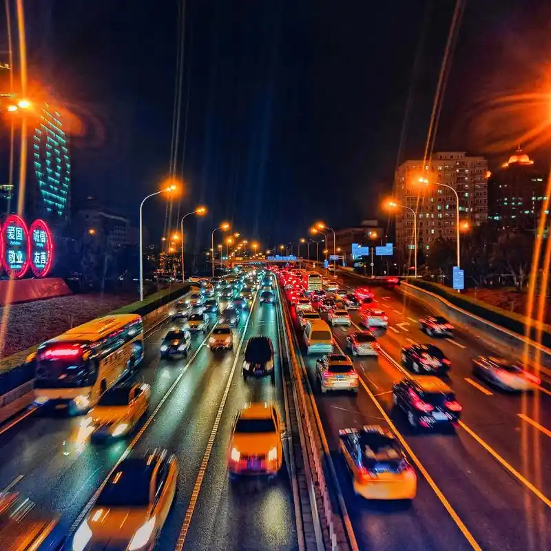 北京的城市夜景,车辆川流不息,路灯通亮,给京城的黑 - 抖音
