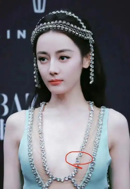 迪丽热巴穿深v"丢脸"?那你再看看杨紫.(图36)