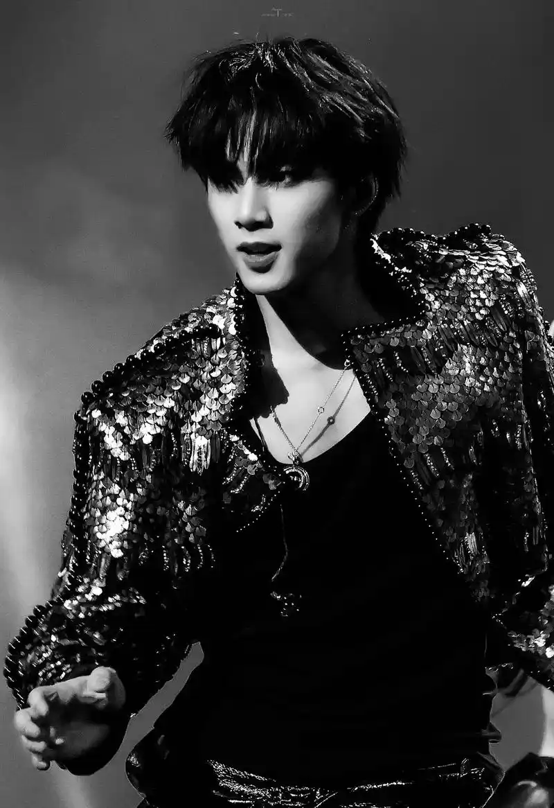 备受瞩目的刘耀文成为第73期帅哥壁纸主角,他的颜值与才华并存,深受