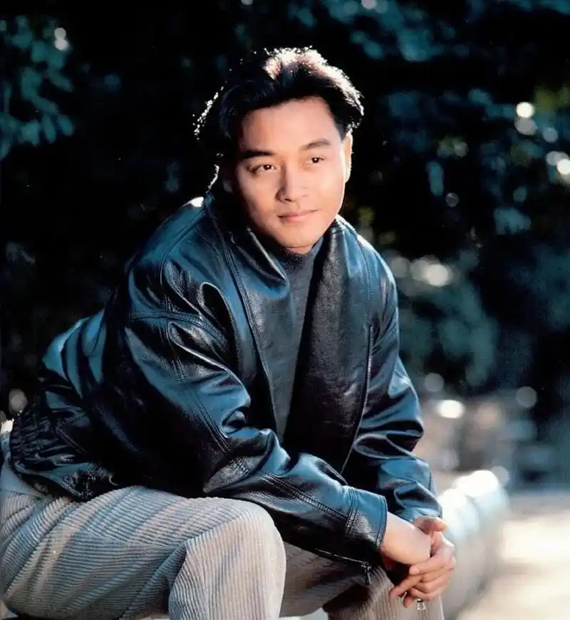 上世纪八十,九十年代正是香港经济繁荣的时刻,自由宽松的社会氛围形成