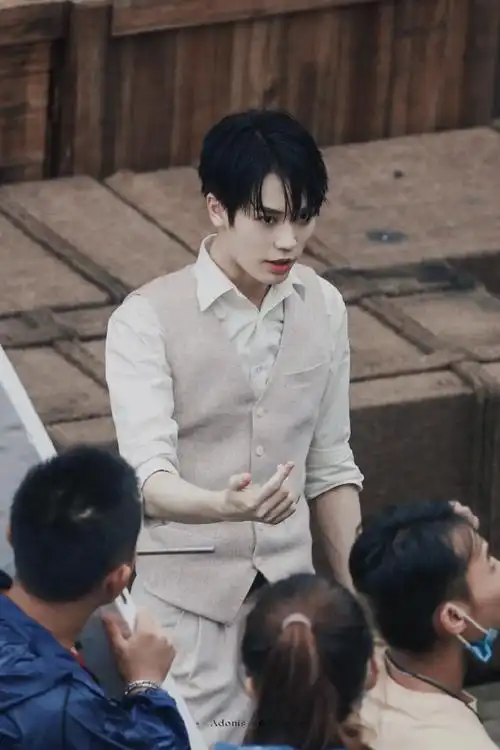 一见倾心制服剧照##林彦俊一见倾心湿发路透