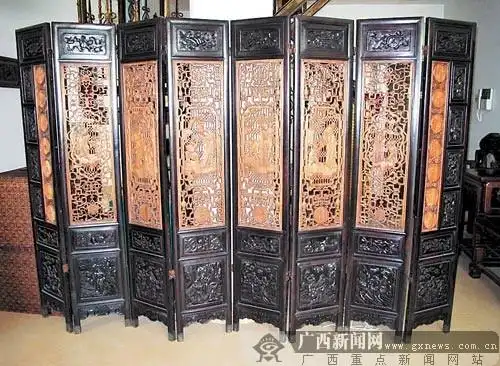 作为古时建筑物内部挡风用的一种家具,屏风又叫屏门或屏障,在古典家具