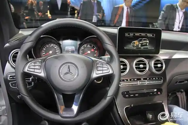 内饰部分,国产奔驰glc的内饰设计与奔驰c级相似,一体式面板以及悬浮式