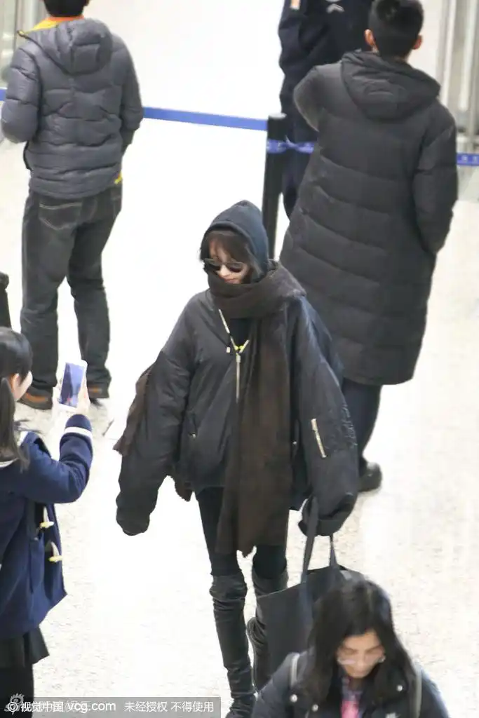 组图:郑爽暴瘦现身双腿似竹竿 爽爸为粉丝签名_高清图集_新浪网