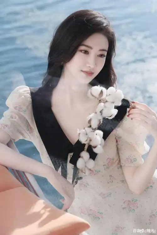 景甜晒甜美写真大秀美腿!雪肤玉貌身材曼妙太惊艳了