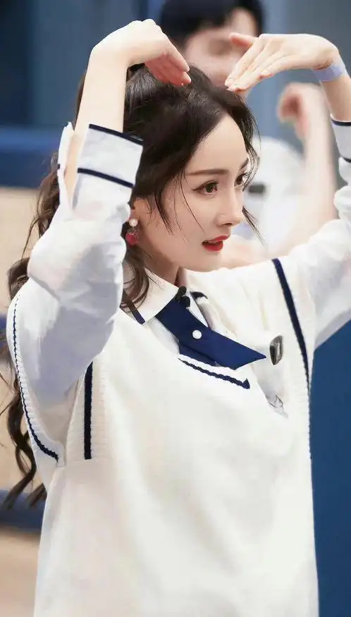 穿学生装扎半马尾卖萌灵动俏皮,身材好到没话说|v领|披肩发|衬衫|减龄