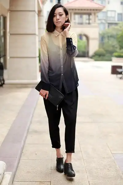 渐变色衬衫搭配宽松小脚裤也十分好看.