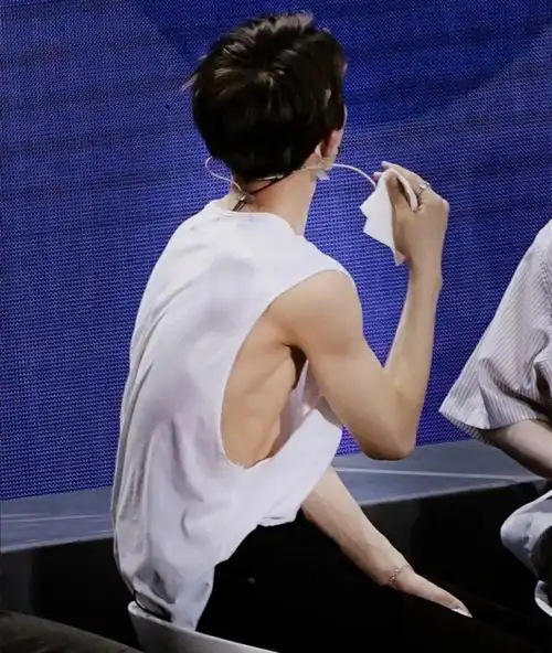 胸肌和腹肌是坤坤的隐藏实力.