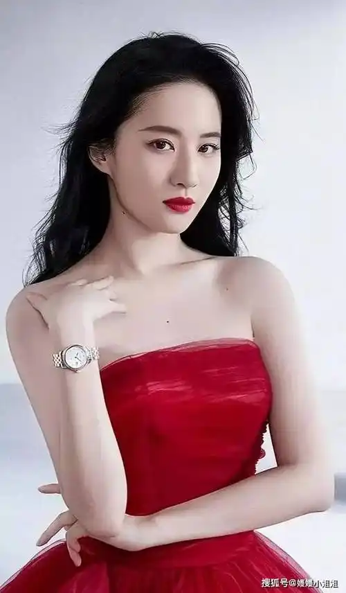 刘亦菲惊艳亮相,蕾丝裙领口开到腰