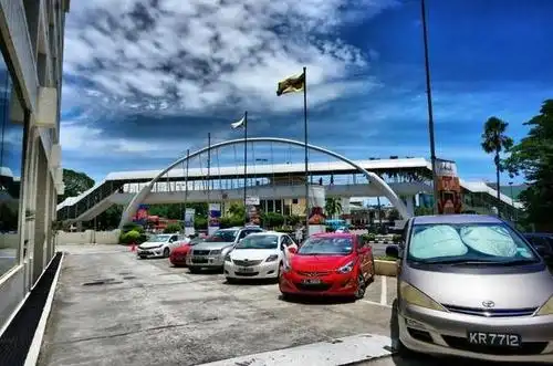 文莱这辆528万的豪车很特殊,没挂牌却有警车开道