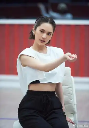 杨丞琳在《乘风破浪的姐姐2》表现亮眼,是成团的热门人选.