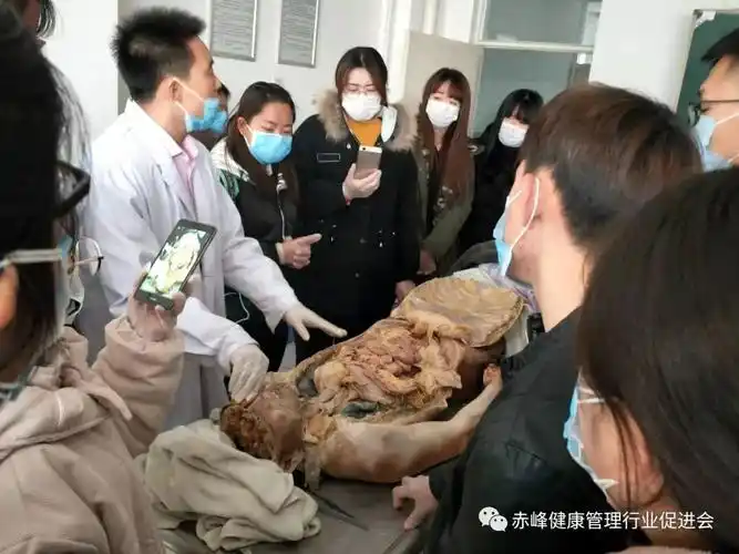 会会长杨占新组织赤峰学院学员参观了赤峰学院医学院人体解剖实验室