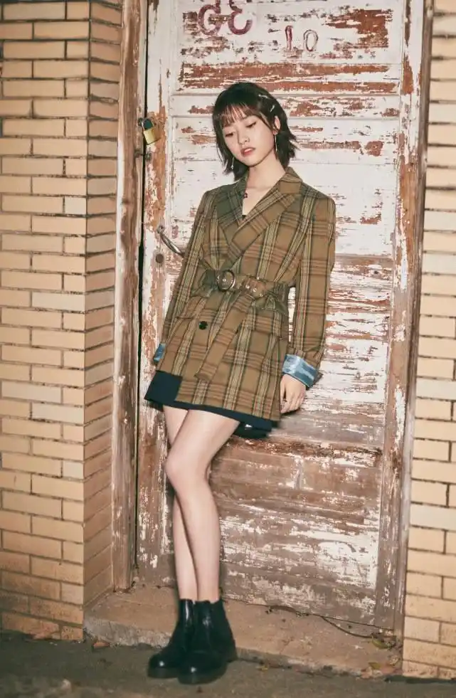 想不到沈月适合穿格纹西装,搭配黑色马丁靴,我信她是1米6了!