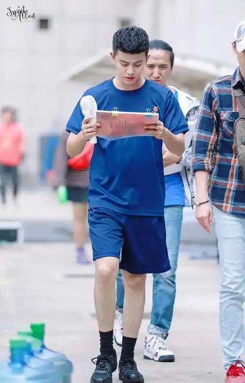 那就再发一遍吧,腿毛合集每个人的身上都有毛毛@任嘉伦allen#任嘉伦