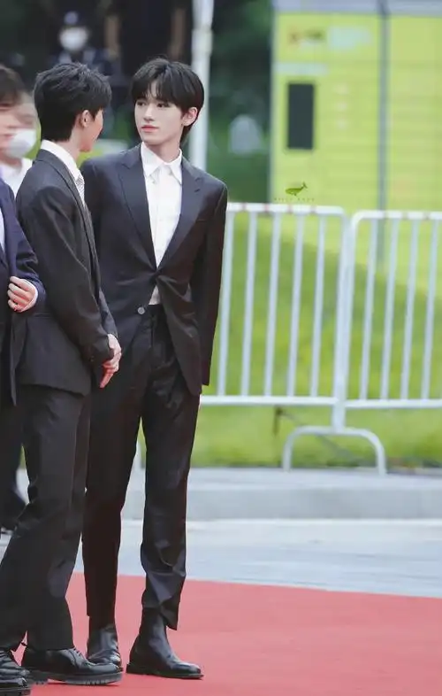 请把西装焊死在身上#宋亚轩 西装确实帅