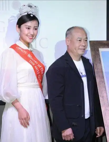 李宁身价过亿,却过度劳累,57岁机能下滑满头白发,妻子风韵犹存