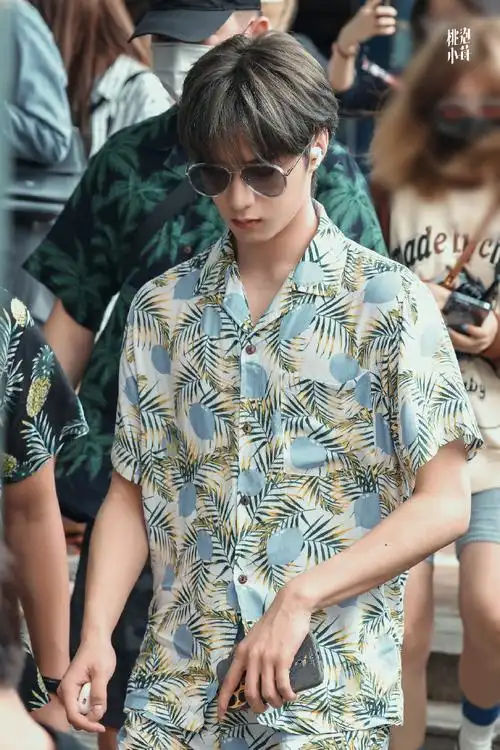 刘耀文蓝色花衬衫造型路透#啊啊啊啊斯哈斯哈今天穿花衬衫短裤是彩乔