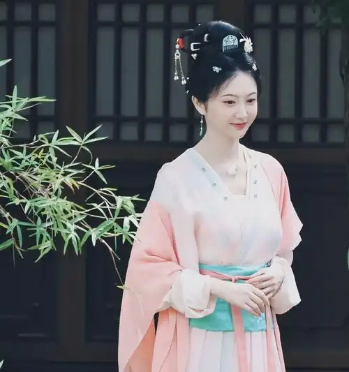 《似锦》,新角色路透流出后也让人眼前一亮,穿着一身粉色古装的景甜