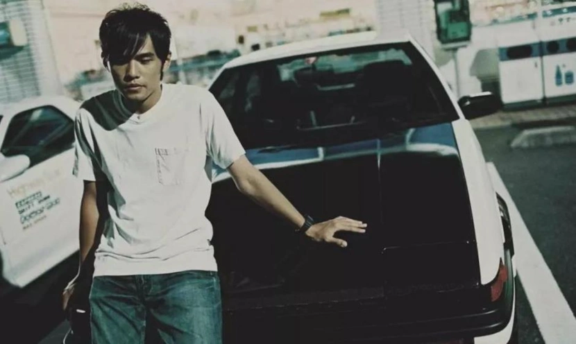 80,90后为漂移疯狂的《头文字d》吗,周杰伦扮演的藤原拓海驾驶着ae86