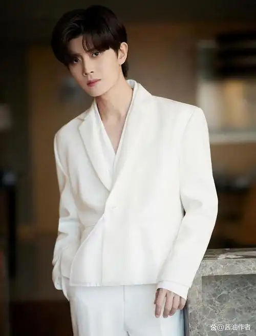 任嘉伦白衣少年来袭,从里白到外,头发上的小卡子可可爱爱