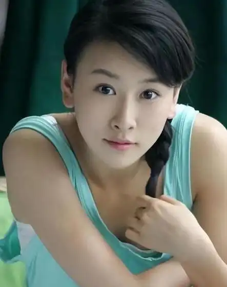 这个女演员,前凸后翘堪称"圈内第一尤物",却取了个男人名字|许晴