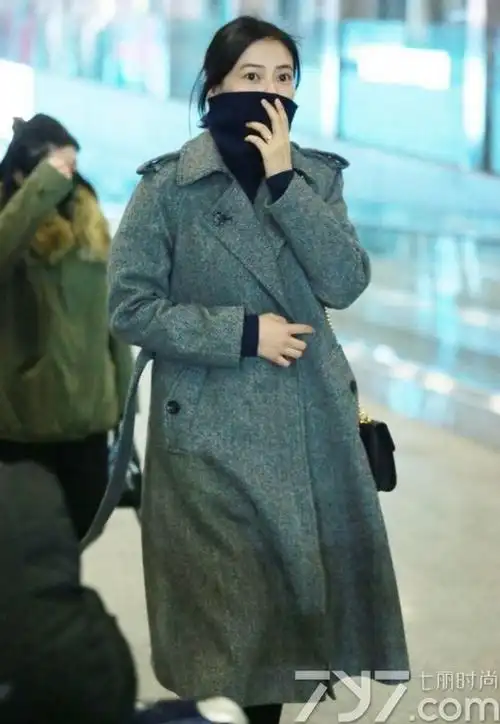 高圆圆最新街拍灰色大衣气质满分