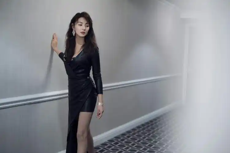 张雨绮果然霸气,一句话表明感情状况,自己开心才是最重要的