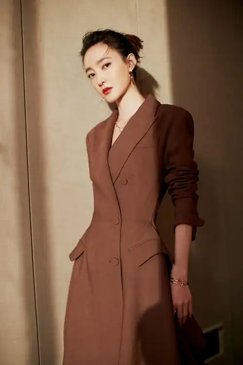 王丽坤又穿风衣了,搭配马尾辫优雅帅气,一个小心机让造型更时髦