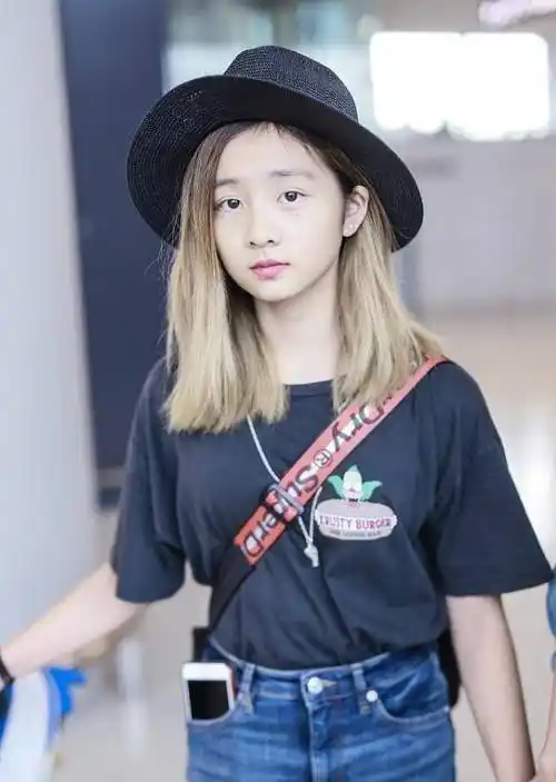 原创黄磊大女儿也到了叛逆期一头金发太显眼但和爸爸关系真好