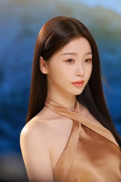 虞书欣花絮照香槟色长裙长发造型清透自然的欣欣啊